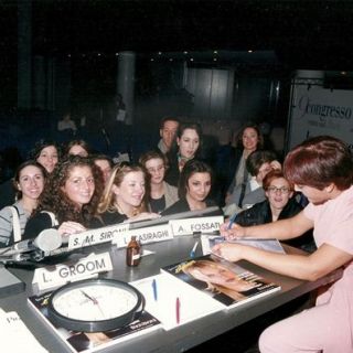 2002 Bari Italia Despues del cierre del evento y el honor de los-autografos